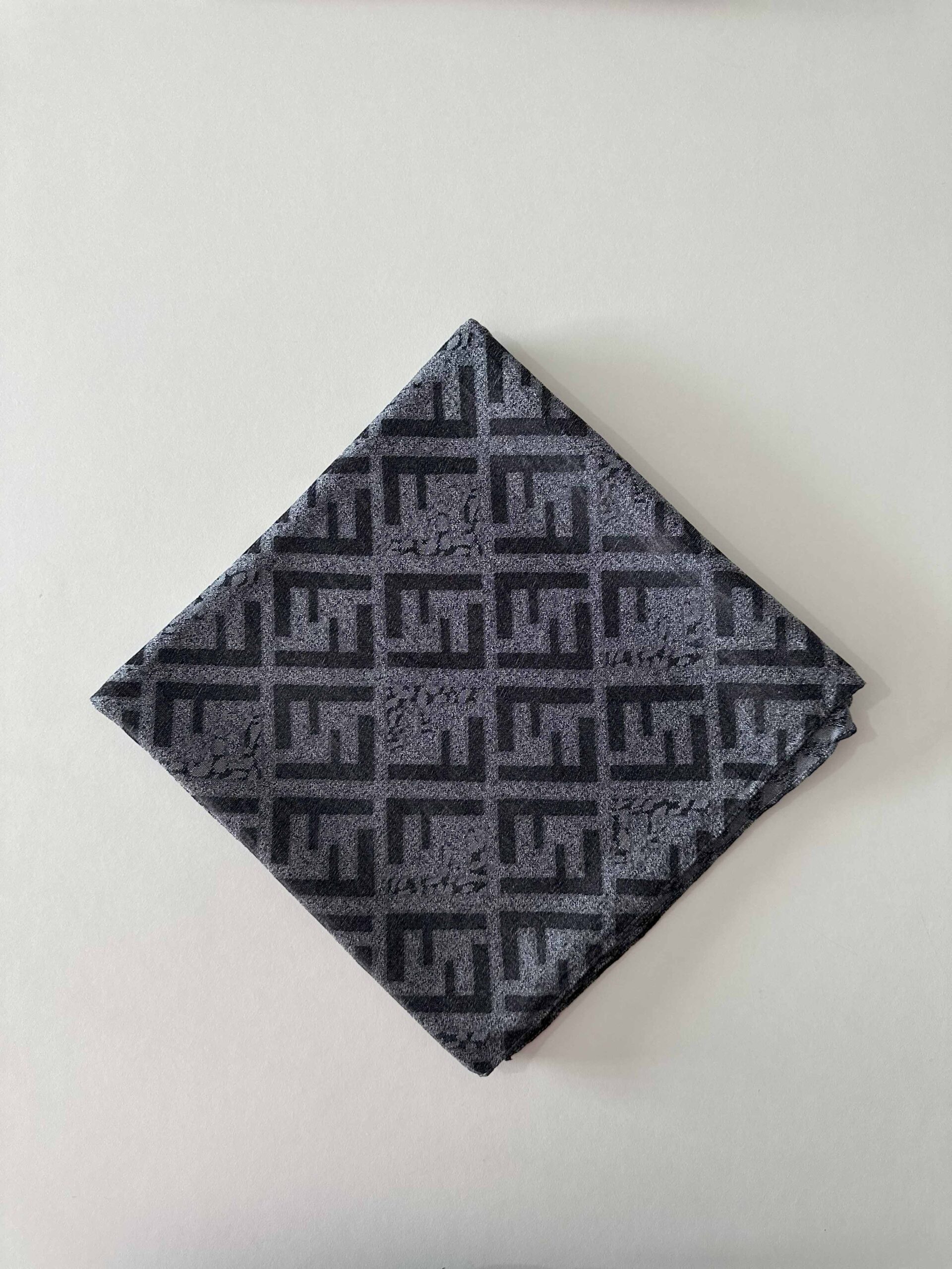 antrasit-f-desen-parlak-jakar-esarp parlak jakar eşarp