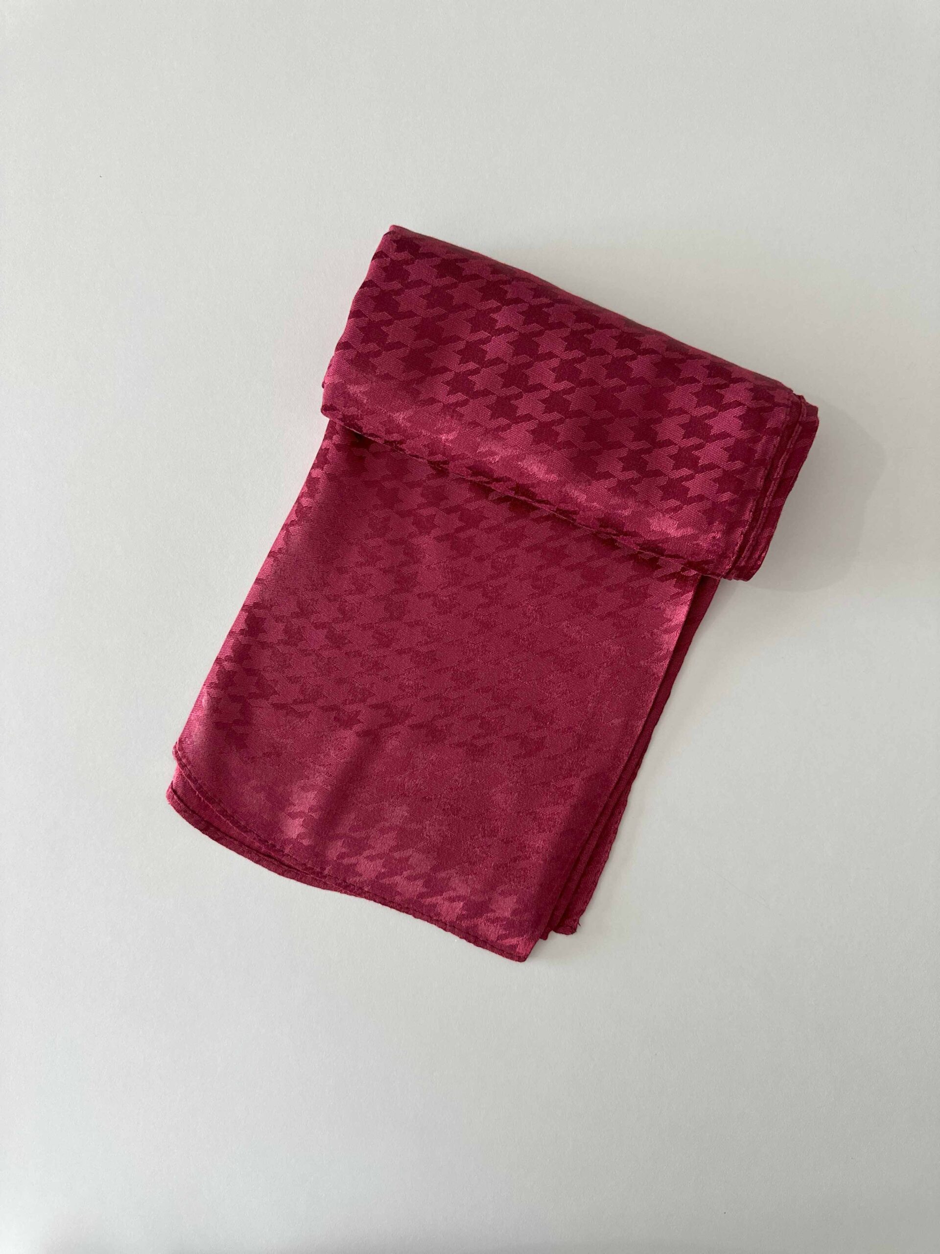 bordo-kaz-ayagi-desen-parlak-jakar-sal desenli parlak jakar şal