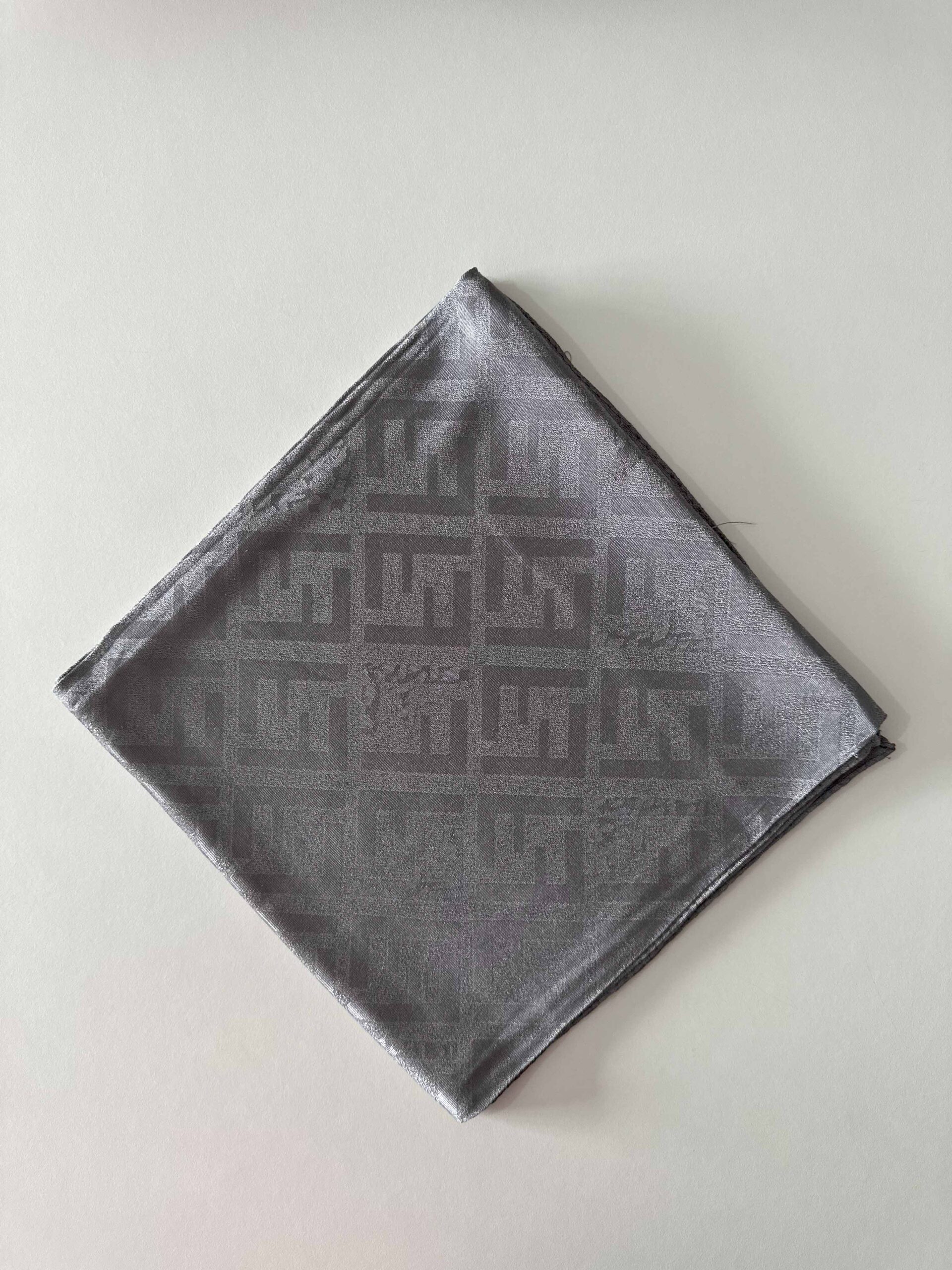 gri-f-desen-parlak-jakar-esarp parlak jakar eşarp