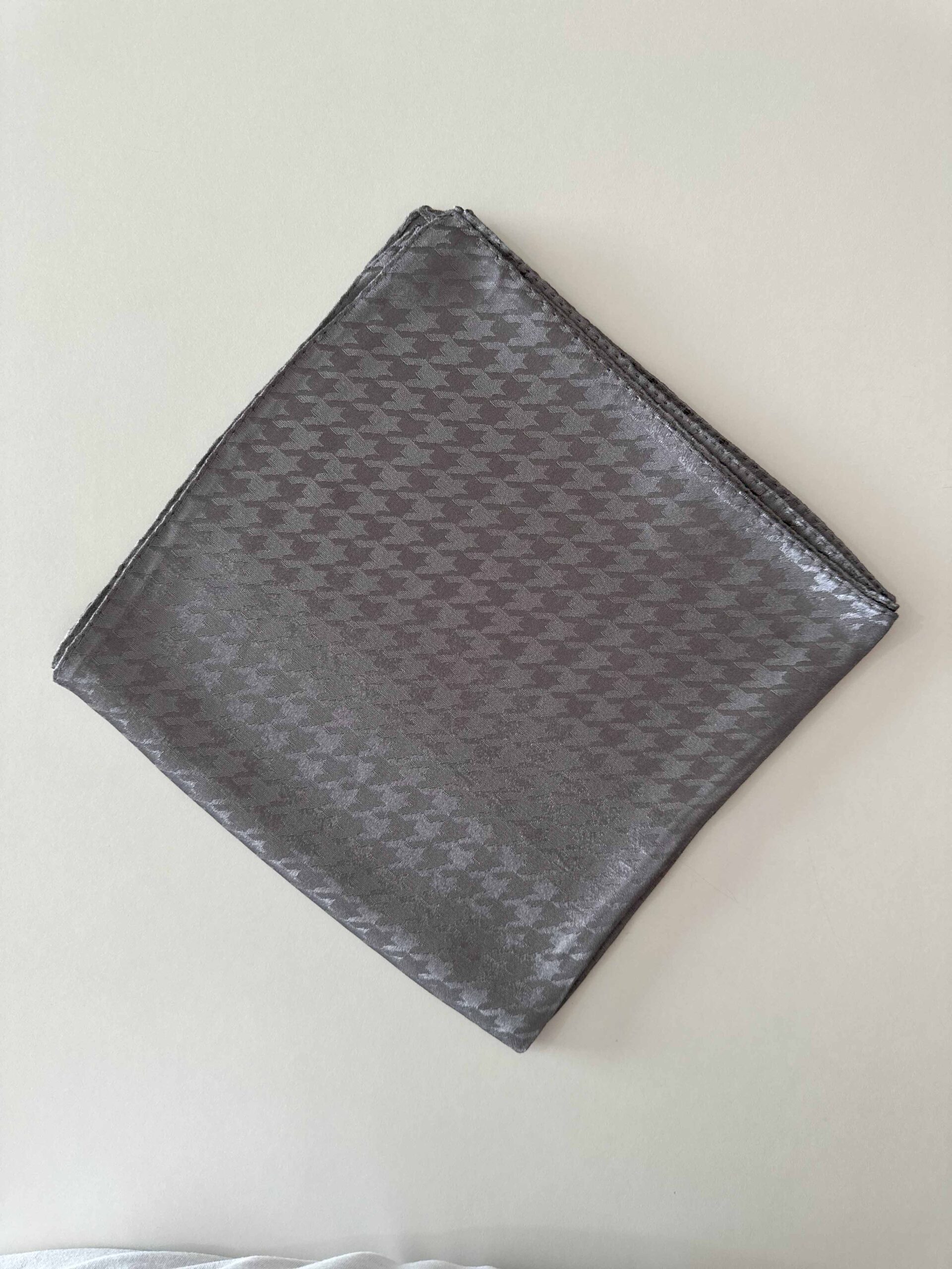 gri-kaz-ayagi-parlak-jakar-esarp-desenli-esarp parlak jakar esarp desenli eşarp