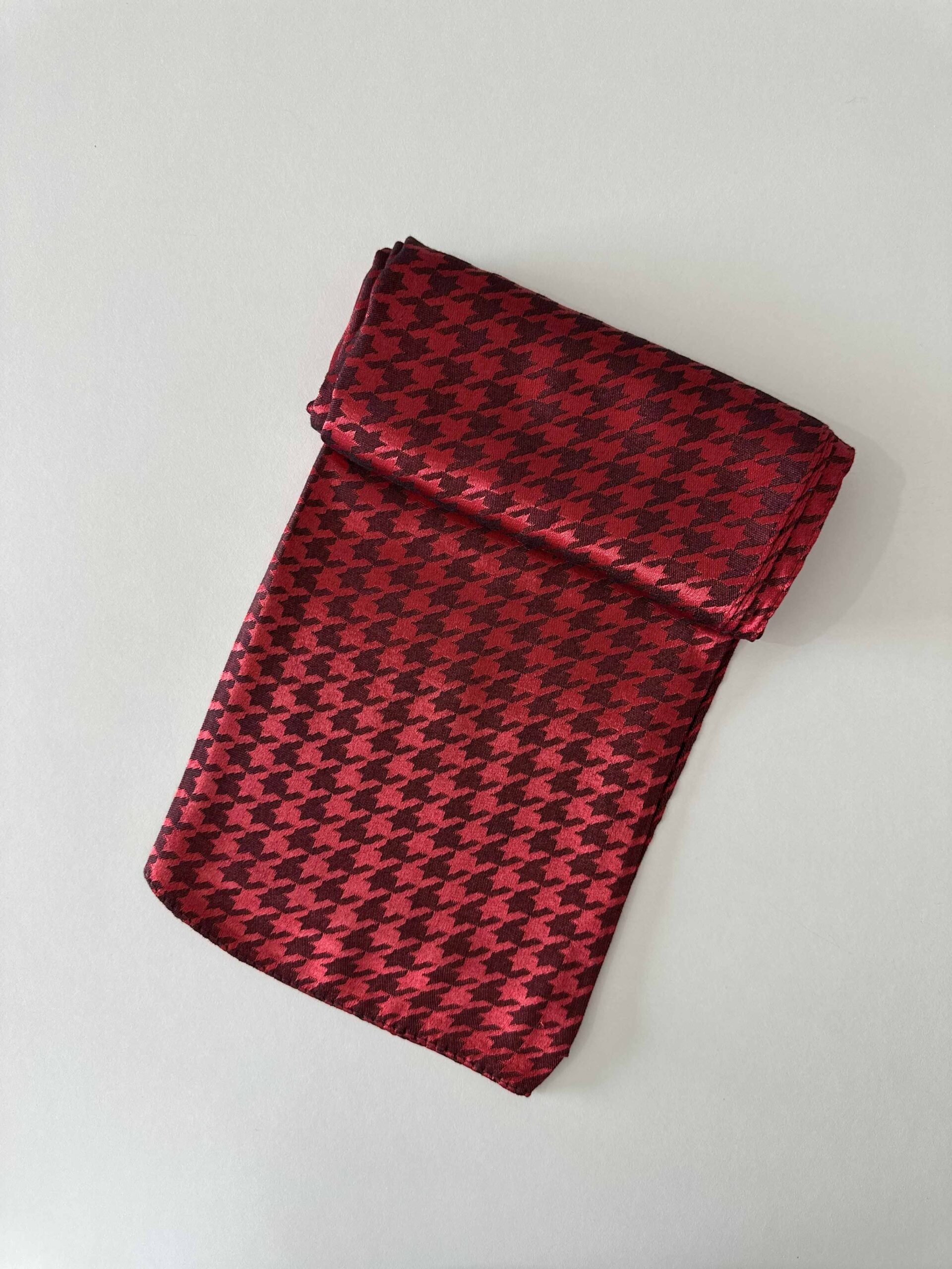 kirmizi-kaz-ayagi-desen-parlak-jakar-sal desenli parlak jakar şal