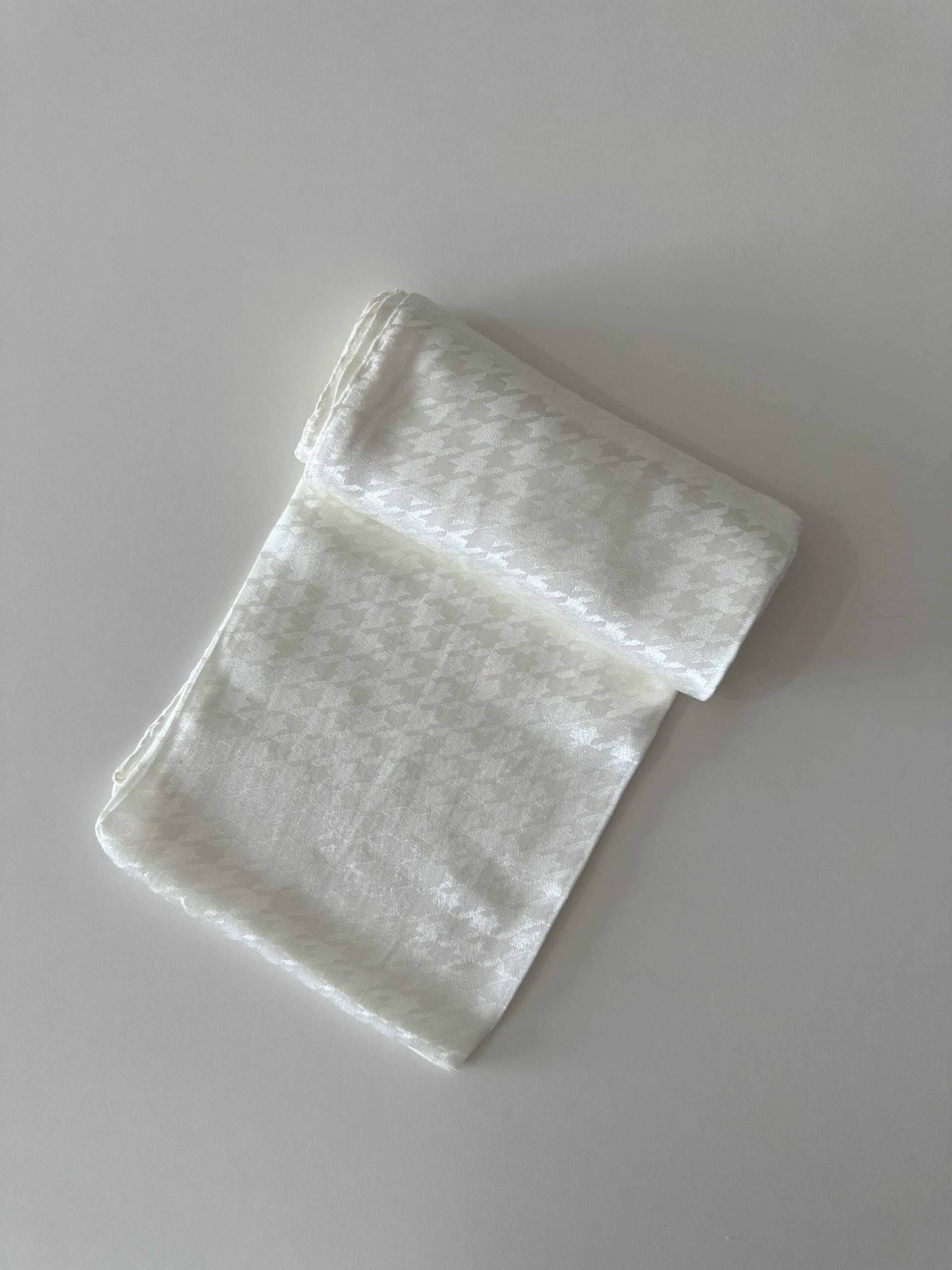 krem-kaz-ayagi-desen-parlak-jakar-sal desenli parlak jakar şal