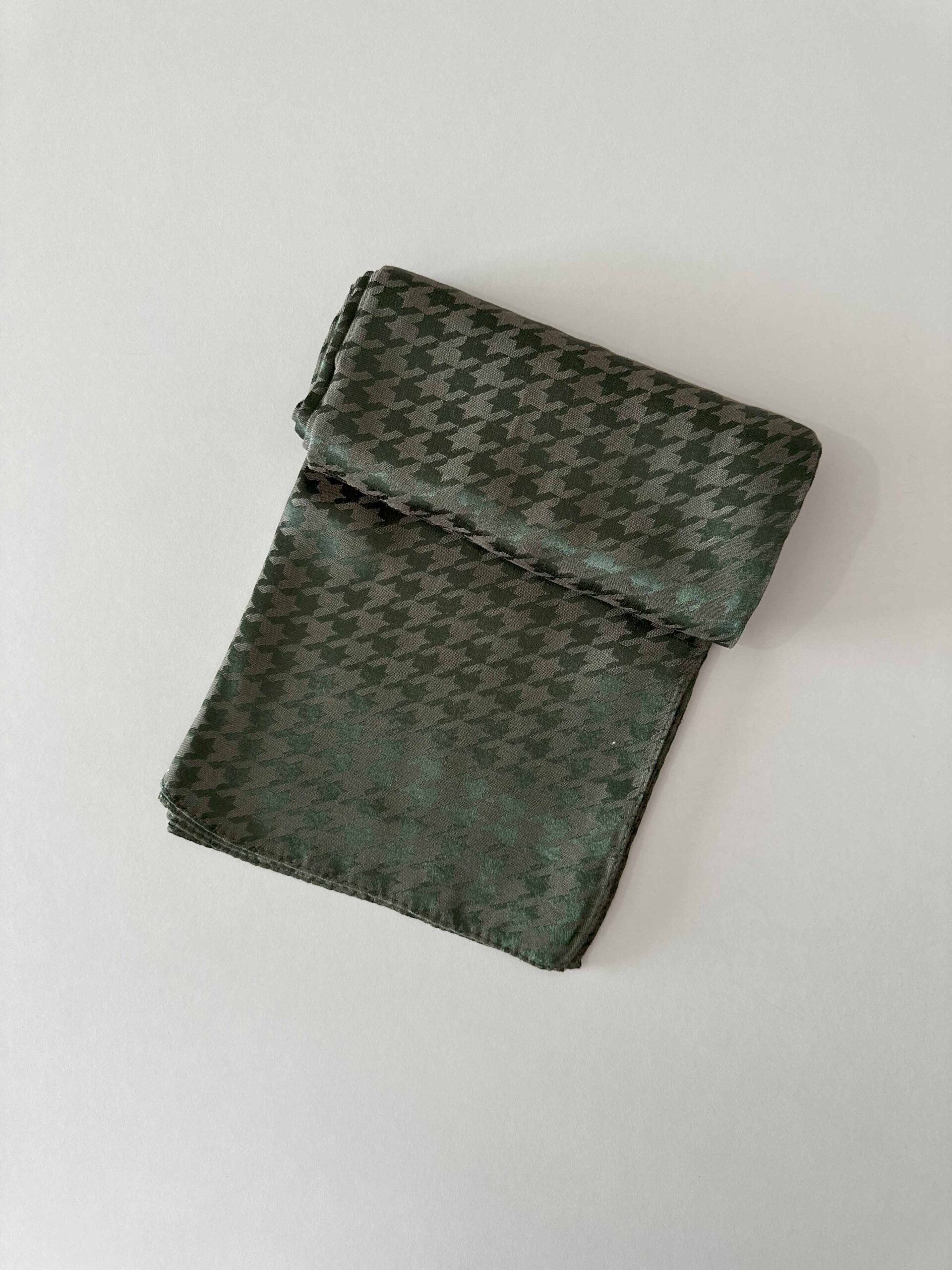 kuf-yesili-kaz-ayagi-desen-parlak-jakar-sal desenli parlak jakar şal