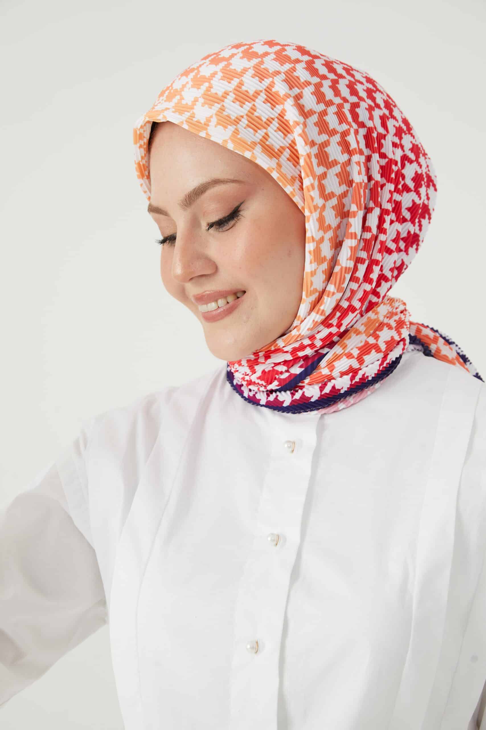 pembe-on-sol-gradyan-kaz-ayagi-piliseli-esarp piliseli eşarp