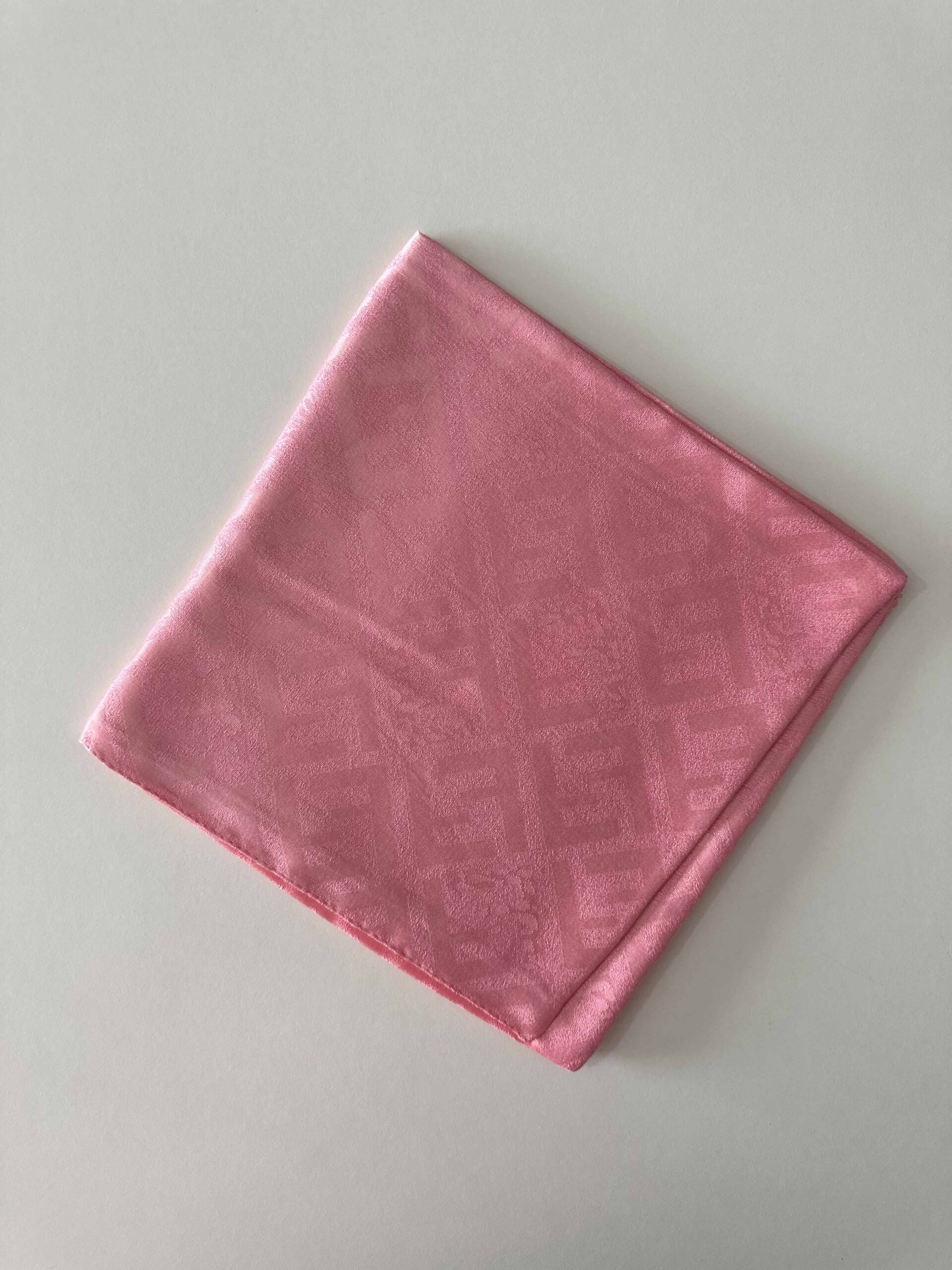 seker-pembe-f-desen-parlak-jakar-esarp parlak jakar eşarp