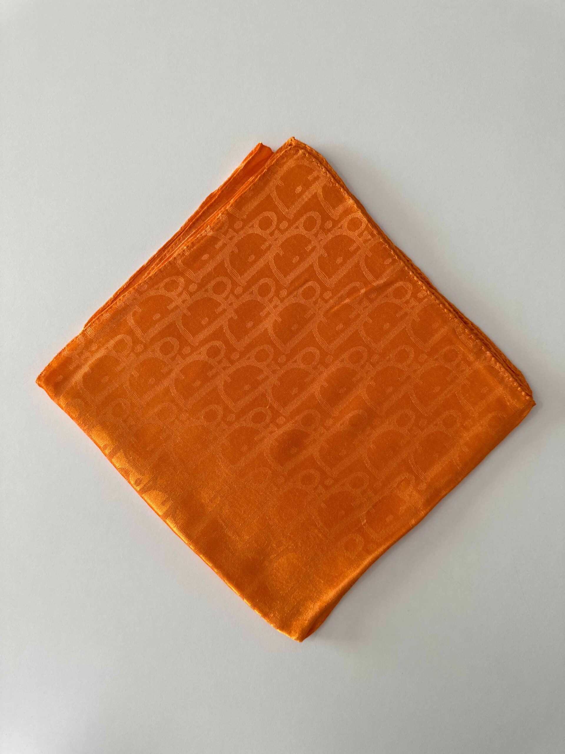 turuncu-d-desen-parlak-jakar-esarp-desenli-esarp parlak jakar esarp desenli eşarp