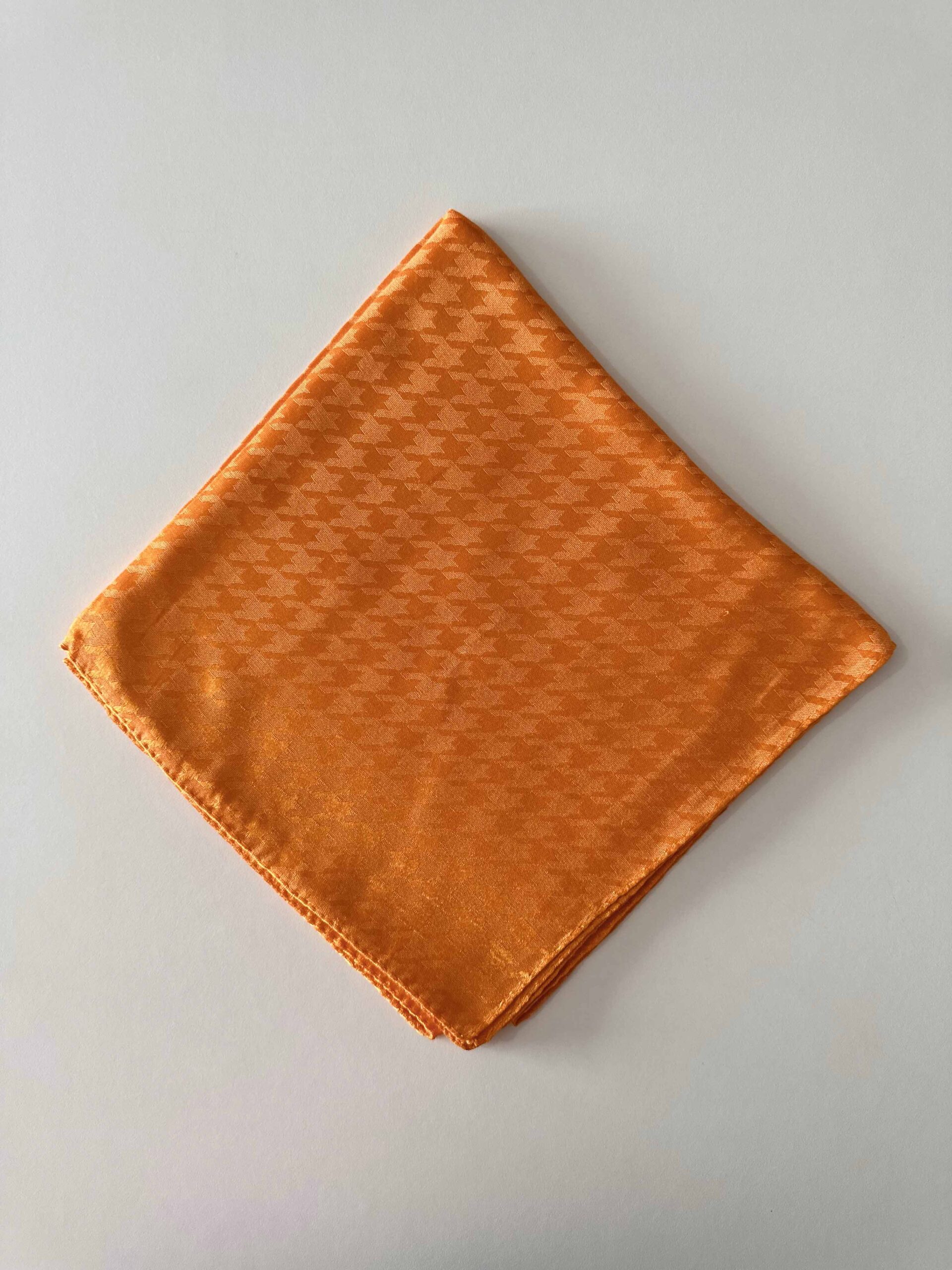 turuncu-kaz-ayagi-parlak-jakar-esarp-desenli-esarp parlak jakar esarp desenli eşarp